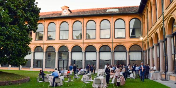 L'aperitivo nel chiostro delle Stelline