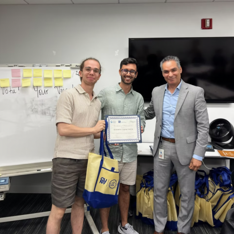 Giovanni (sx) con il diploma di New York