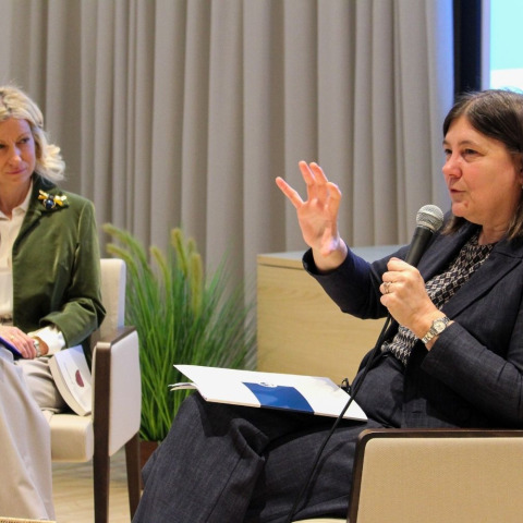 Il rettore Beccalli sul palco con la direttrice Sartea